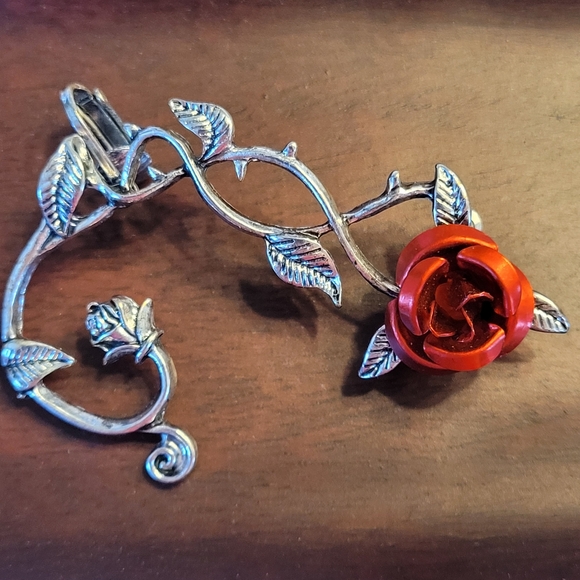 HOT TOPIC BLACKHEART Brand Silver-tone Red Rose Ear Cuff - Picture 16 of 16